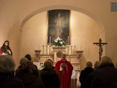 Entriamo mentre si sta svolgendo la messa celebrata da don Franco Lanzolla, il parroco della Cattedrale che si � speso in prima persona per l�apertura di San Sebastiano